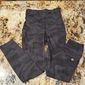 lululemon camo legging measures 21” inseam.